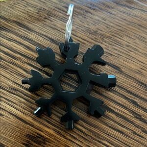 *NWOT* Black Snowflake Multi-Tool Keychain